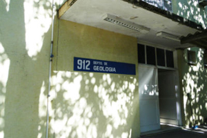 Foto da fachada do Departamento de Geologia.